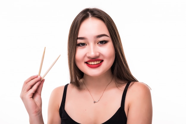 Sonriendo asiáticos palillos de madera en sus manos