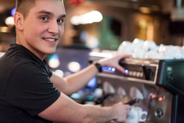 Sonriendo barista preparando café