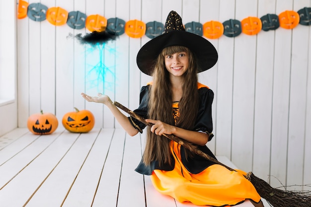 Foto gratuita sonriendo bruja de halloween haciendo magia