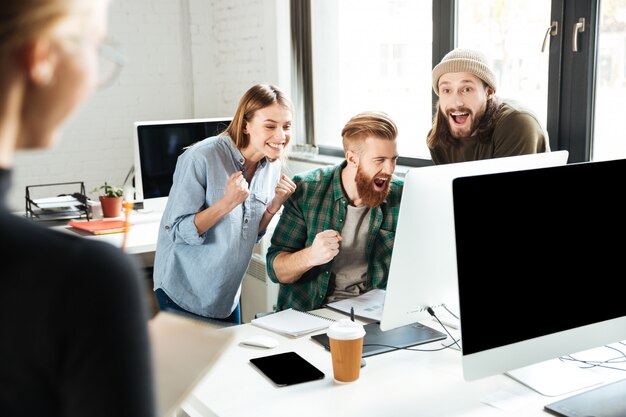 Sonriendo colegas en la oficina hablando