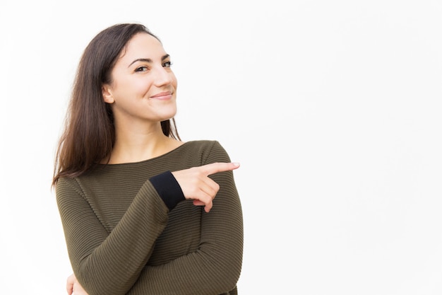 Sonriendo confianza hermosa mujer señalando el dedo índice