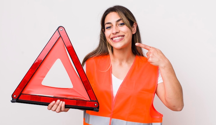 Foto gratuito sonriendo con confianza señalando su propia sonrisa amplia