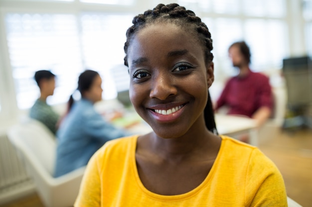 Sonriendo diseñador gráfico de la mujer en la oficina