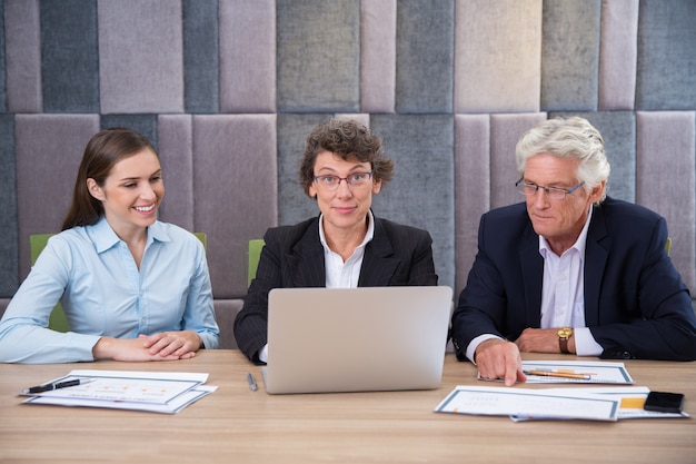 sonriendo empresario de sexo masculino ejecutivo de confianza