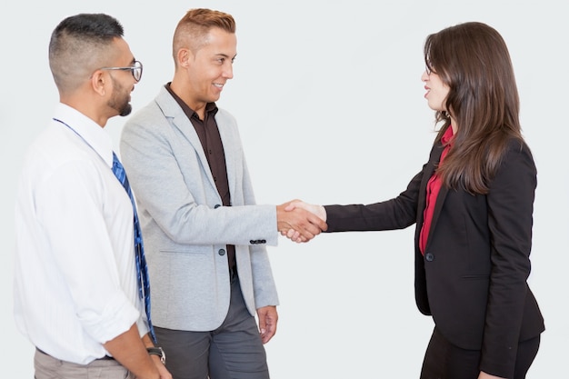 Foto gratuita sonriendo empresarios estrecharme la mano en la reunión