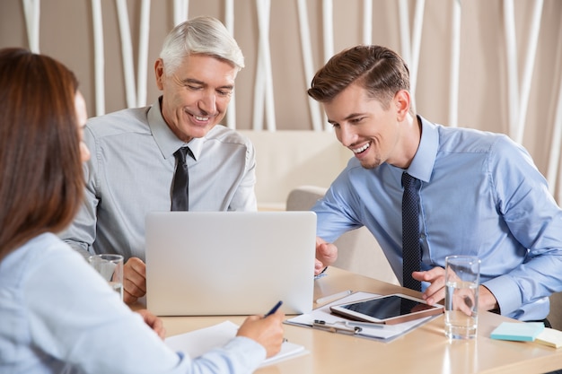 Sonriendo entusiasta equipo de trabajo de negocios