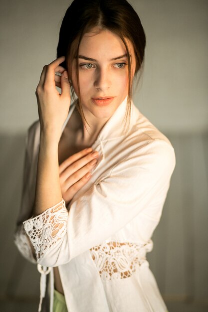 Sonriendo un estudio de retrato de mujer