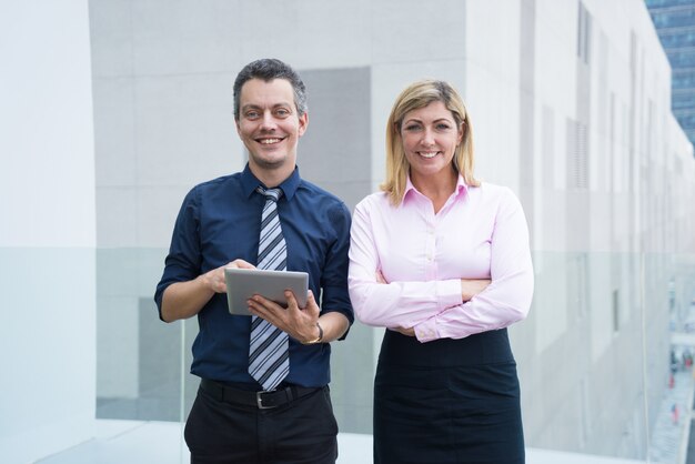 Sonriendo exitoso equipo de negocios siendo líder en su campo.