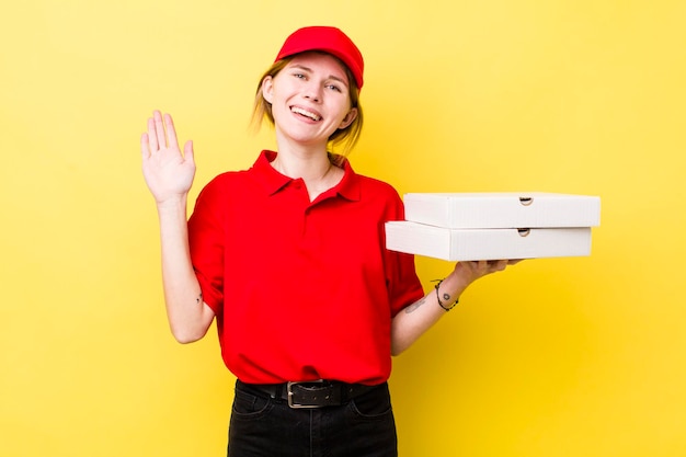 Sonriendo felizmente agitando la mano dándote la bienvenida y saludándote