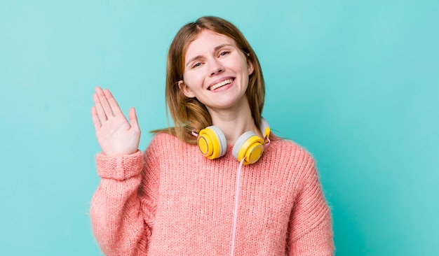 Sonriendo felizmente agitando la mano dándote la bienvenida y saludándote