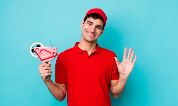 Sonriendo felizmente agitando la mano dándote la bienvenida y saludándote