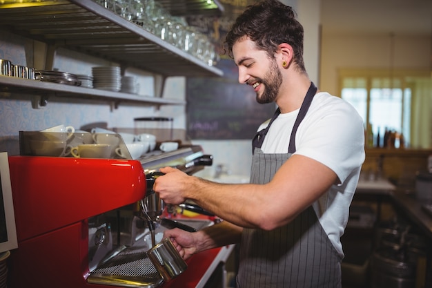 Sonriendo haciendo camarero taza de café