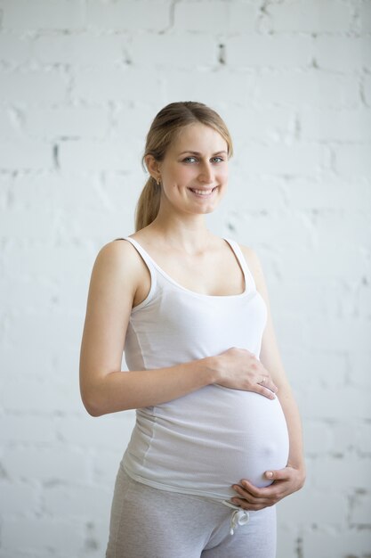 Sonriendo hermosa joven embarazada