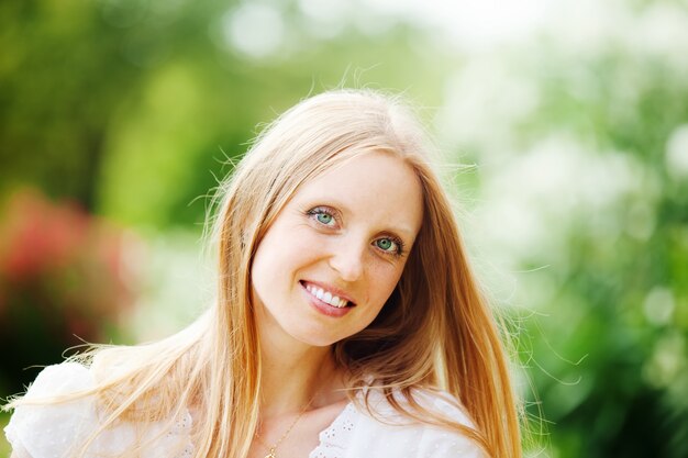 Sonriendo a hermosa mujer rubia de mediana edad