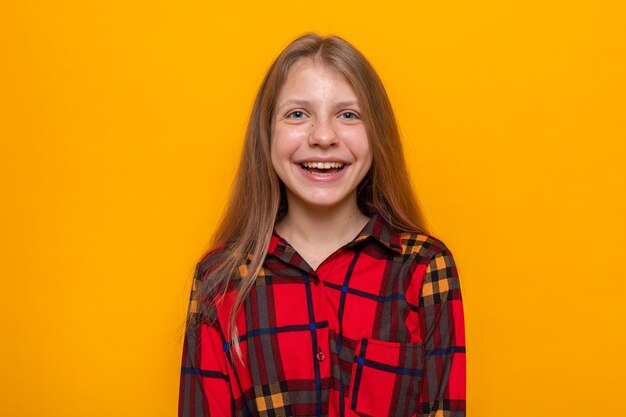 Sonriendo hermosa niña vistiendo camisa a cuadros