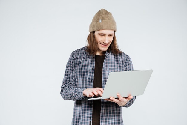Sonriendo hipster usando laptop