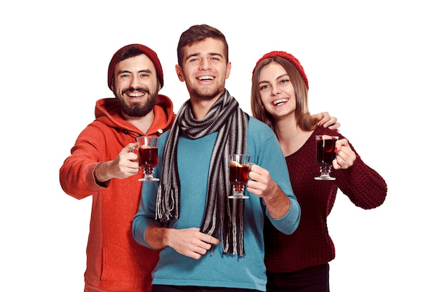 Foto gratuita sonriendo a hombres y mujeres europeos durante la fiesta aislado en blanco