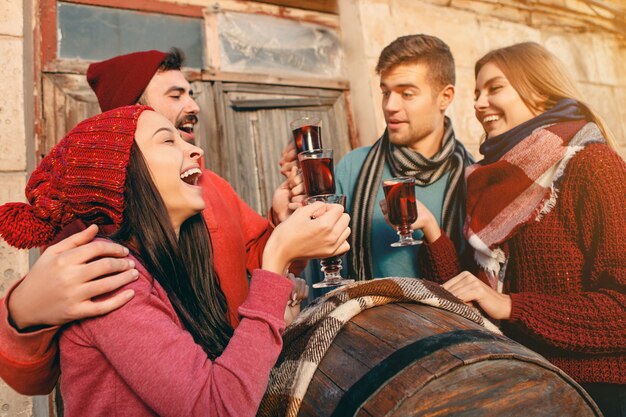 Sonriendo a hombres y mujeres europeos durante la fiesta