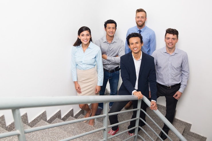 Foto gratuito sonriendo hombres de negocios reunión en la oficina escalera