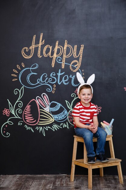 Sonriendo lindo niño pequeño con orejas de conejo de Pascua