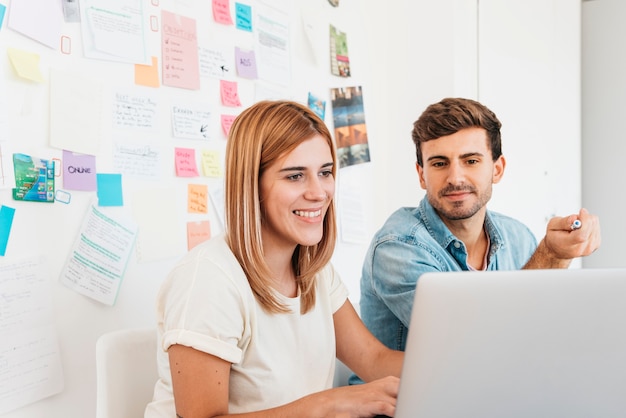 Sonriendo macho y hembra navegando por internet