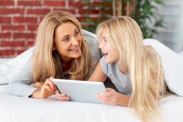 Sonriendo madre e hija mirándose