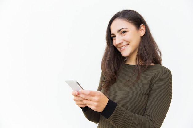 Sonriendo mensaje de texto de usuario de teléfono celular satisfecho