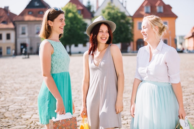 Foto gratuita sonriendo a mujeres bonitas en la calle