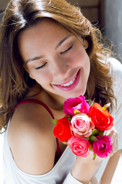 Foto gratuita sonriendo una persona de sexo femenino contemporáneo de múltiples colores