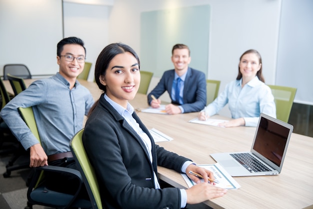 Sonriendo Señora Trabajando con colegas