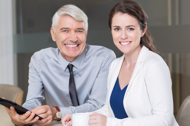 Sonriendo Socios de negocios que tienen reunión en el café