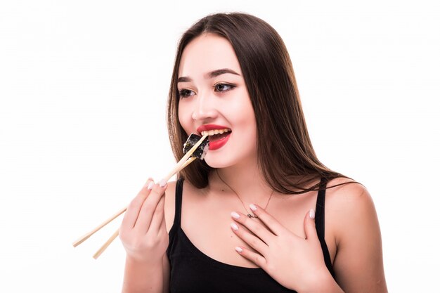 Sonriendo sorprendidos mujer asiática sabor rollos de sushi vestidos con labios rojos negros aislados