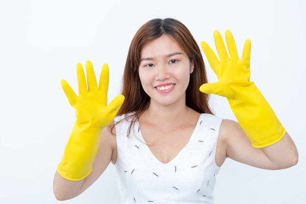 Sonriente ama de casa asiática en guantes de protección