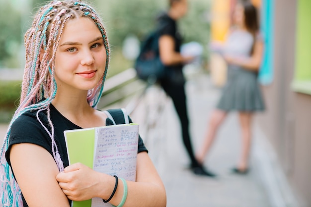 Foto gratuita sonriente chica adolescente con el libro