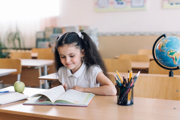 Sonriente, colegiala, lección