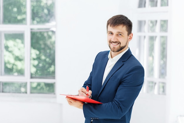 El sonriente empleado de oficina masculino