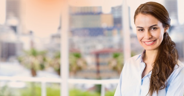 sonriente de los empresarios formales marco de la ventana adulto joven