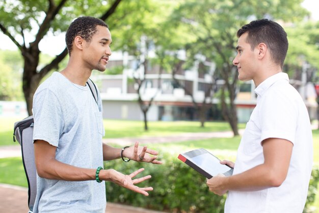 Sonriente, escuela, estudiantes, comunicación, al aire libre