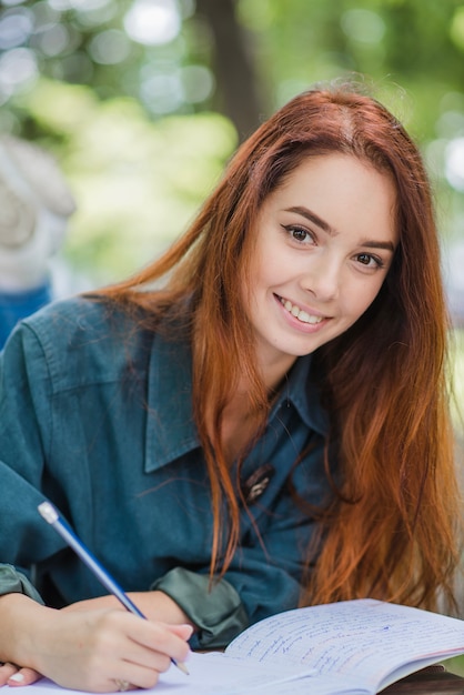 Sonriente, estudiar, mujer, parque