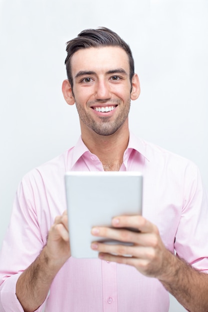 Sonriente, guapo, hombre de negocios, uso, tableta