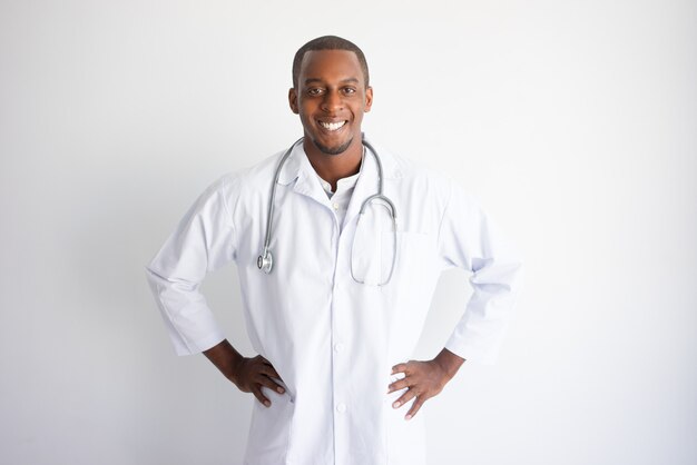 Sonriente guapo joven médico negro. Concepto de medicina.