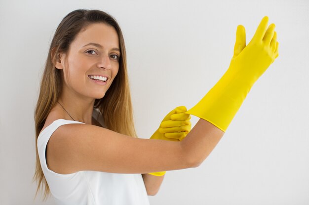 Sonriente hermosa mujer preparándose para la limpieza