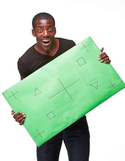 sonriente hombre africano como empresario negro con panel verde