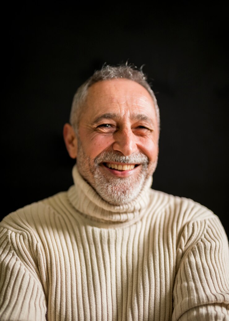 Foto gratuito sonriente hombre de edad con canas