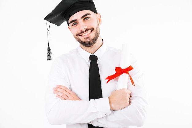 Sonriente hombre graduado con diploma