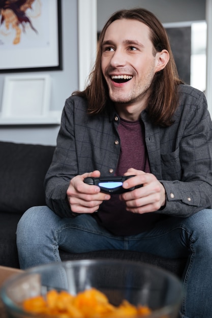 Sonriente hombre jugador jugar juegos con joystick