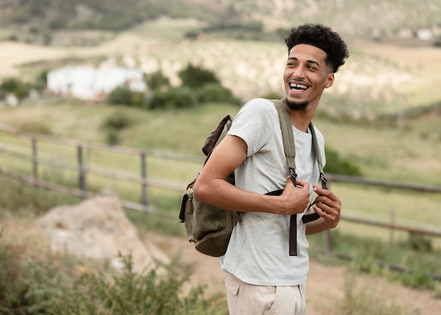 Sonriente, hombre, llevando, mochila