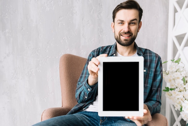 Sonriente hombre mostrando tableta