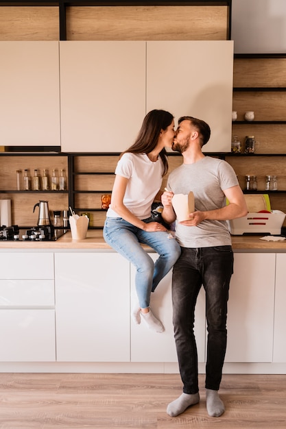 Sonriente hombre y mujer almorzando juntos en casa