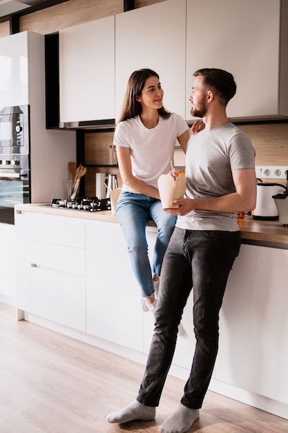 Foto gratuita sonriente hombre y mujer almorzando juntos en casa